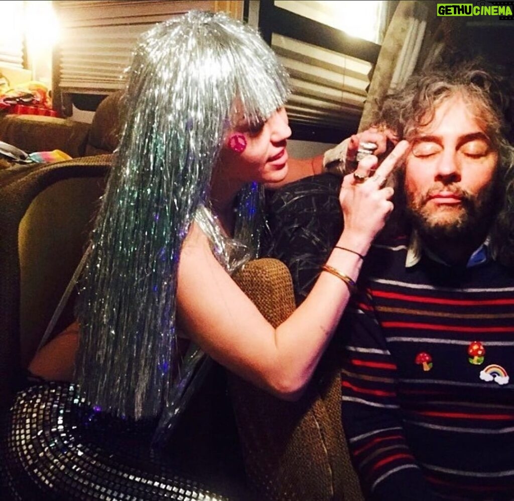 Miley Cyrus Instagram - Today I thank the sun & stars this dude was born! I would never be ME without YOU! 🎈@waynecoyne5 has had an incomparable influence on my creative expression! Happy birthday! I love you Meesa! 👽