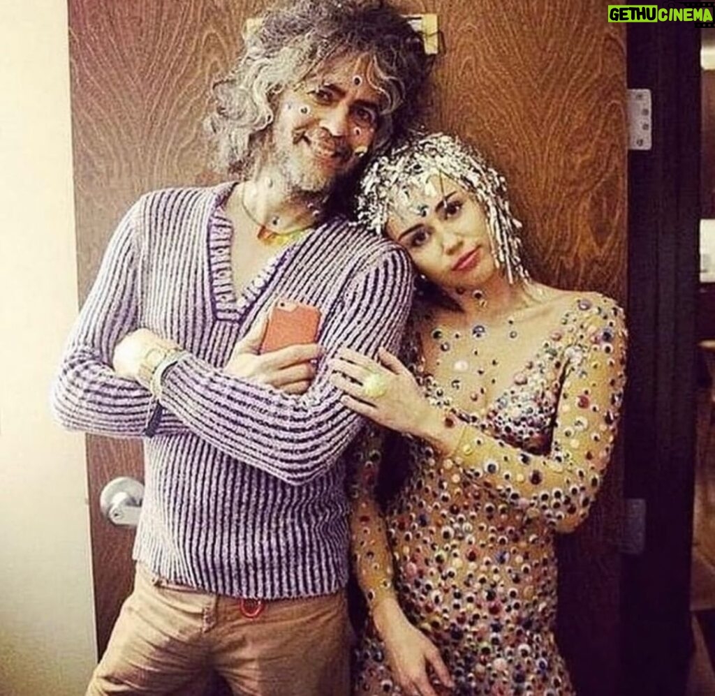 Miley Cyrus Instagram - Today I thank the sun & stars this dude was born! I would never be ME without YOU! 🎈@waynecoyne5 has had an incomparable influence on my creative expression! Happy birthday! I love you Meesa! 👽
