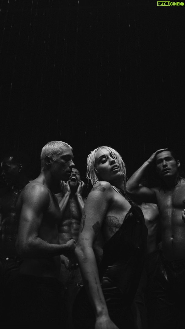 Miley Cyrus Instagram - ESV already has over a billion streams on Spotify in less than a month & Flowers is #1 for the 10th week in a row! Overflowing gratitude. Thank YOU.