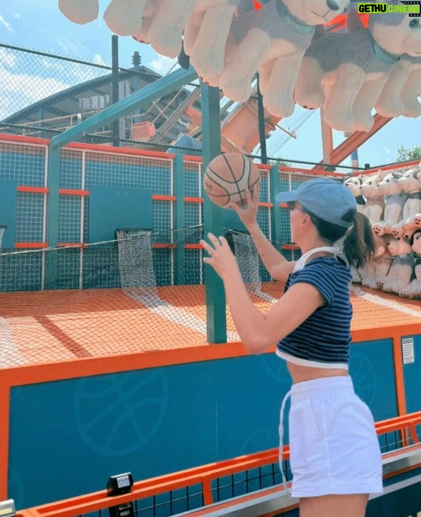 Millie Bobby Brown Instagram - had the best time today at @sixflagsovergeorgia ! thank you for having me ♥️🎢🍦🎡 #SixFlagsMemories #SixFlagsOverGeorgia