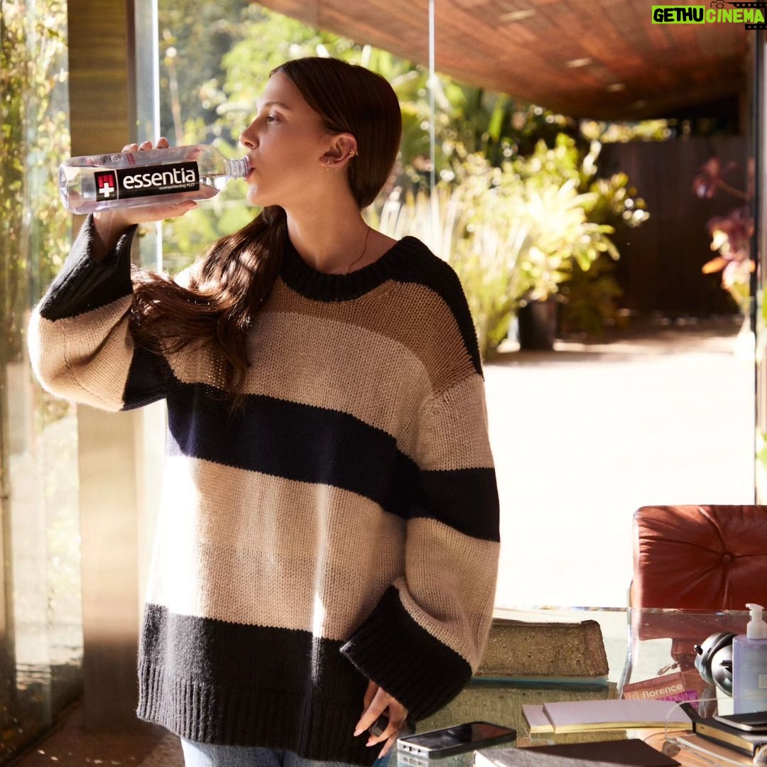 Millie Bobby Brown Instagram - My two favorites đ Working on Florence while staying hydrated with @essentiawater đ§Â Iâm not sure it gets better than this đ #essentiapartner