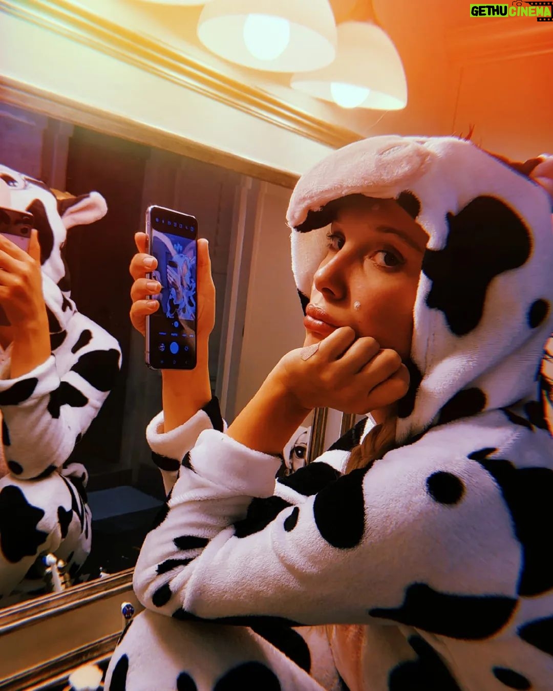 Millie Bobby Brown Instagram - Getting into the #Halloween spirit #withGalaxy #GalaxyZFlip4 #TeamGalaxy @samsungmobile @samsungwithgalaxy