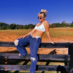 Millie Bobby Brown Instagram – blue jean white t <3