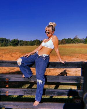 Millie Bobby Brown Instagram - blue jean white t <3