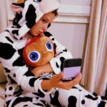 Millie Bobby Brown Instagram - Getting into the #Halloween spirit #withGalaxy #GalaxyZFlip4 #TeamGalaxy @samsungmobile @samsungwithgalaxy