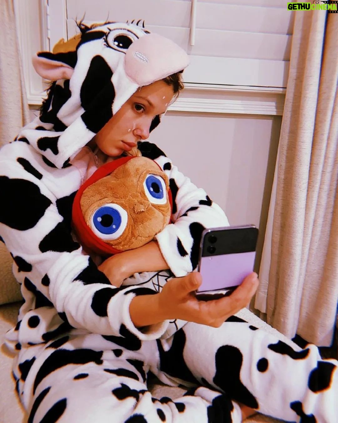 Millie Bobby Brown Instagram - Getting into the #Halloween spirit #withGalaxy #GalaxyZFlip4 #TeamGalaxy @samsungmobile @samsungwithgalaxy