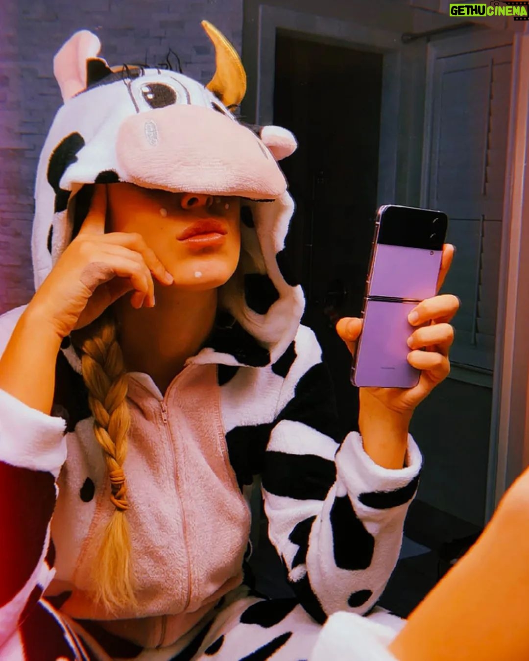 Millie Bobby Brown Instagram - Getting into the #Halloween spirit #withGalaxy #GalaxyZFlip4 #TeamGalaxy @samsungmobile @samsungwithgalaxy