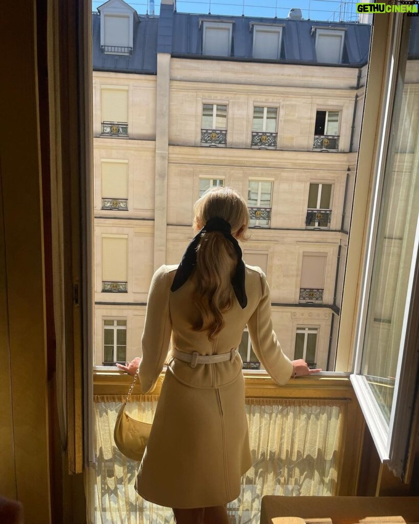 Millie Bobby Brown Instagram - loved meeting you all in paris. see you soon 🤍