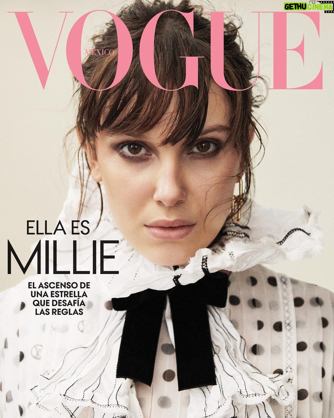 Millie Bobby Brown Instagram - Es la embajadora de la buena voluntad más joven que ha nombrado la UNICEF en su historia, actriz, empresaria y productora. Han pasado seis años desde que el nombre de #MillieBobbyBrown trascendió a escalas globales, convirtiéndose en uno de esos extraordinarios casos en los que una niña llega a Hollywood sabiendo exactamente lo que quiere y va por ello. Con una carrera joven, pero sustanciosa, la protagonista de #StrangerThings –cuya cuarta temporada llega al streaming esta semana– es la portada de Vogue México y Latinoamérica de la edición de junio. En exclusiva, habla sobre sus próximos proyectos; su línea de belleza, Florence by Mills, las cintas en las que actualmente se encuentra trabajando como #Damsel, #ATimeLost y #TheGirlsIveBeen y cómo abraza el privilegio de ser un ejemplo a seguir. Descubre en nuestro link en bio la entrevista completa. Fotografía: @claudia_knoepfel Realización: @mayazep Peinado: @davidharborow Maquillaje: @lucyburt1 Manicura: @nailedbysg Diseño de set: @_tobias_b Gigi tech: Andrew Goss Producción: @_the.curated Productor ejecutivo: Giorgio T-D Asistentes de fotografía: Gabriele Renna y Sean Morrow Asistente de moda: Pippa Atkinson Asistente de producción: Nancy Ngobese Director de entretenimiento: @sergiokletnoy Head of Editorial Content: @karlamartinezdesalas Entrevista: @quenosoymafer