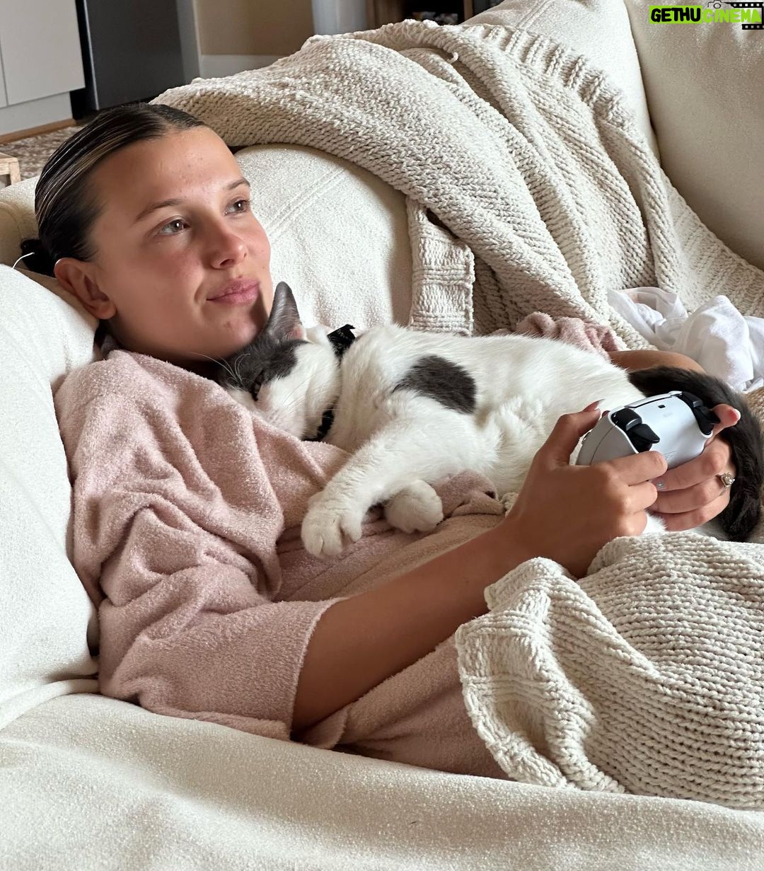 Millie Bobby Brown Instagram - knee deep in hogwarts legacy