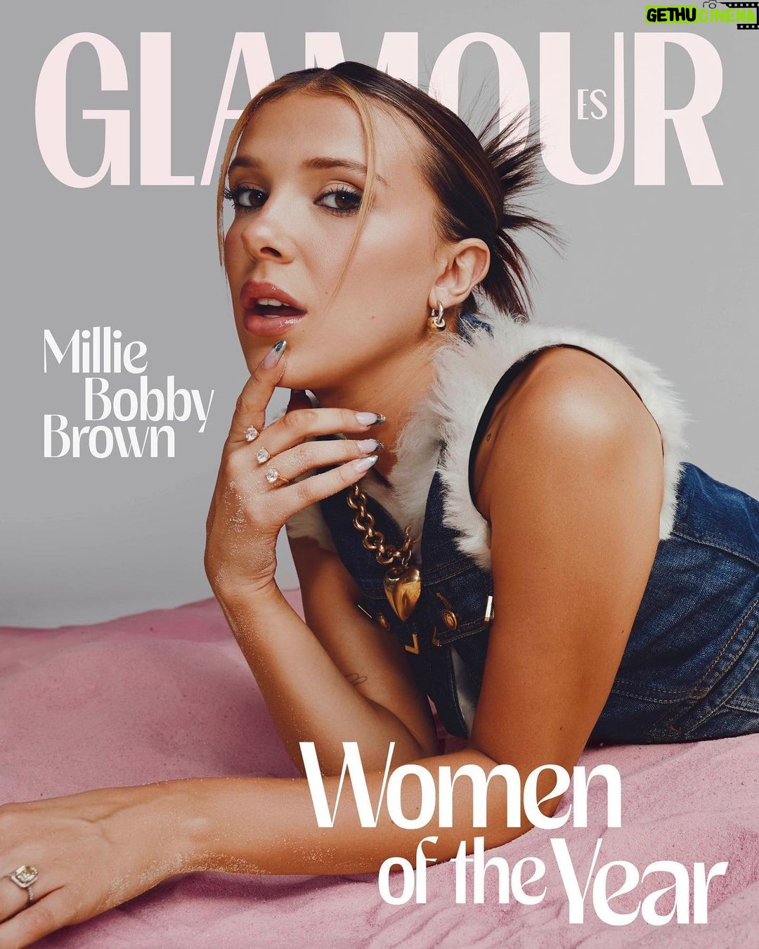Millie Bobby Brown Instagram - @MillieBobbyBrown is Glamour’s global Women of the Year cover star. A worldwide star. A film producer. Founder of an international beauty brand and best-selling author. And at just 19 years old, #MillieBobbyBrown doesn’t care if you think she’s too young for world domination. For her Global #GlamourWOTY cover, Millie tells @jenny.leah.singer about finding her voice, saying goodbye to #StrangerThings, and getting married young. @MillieBobbyBrown, portada global de Glamour Women of the Year. Estrella internacional, productora de cine, fundadora de una marca internacional de belleza y autora de una novela superventas. Tiene 19 años, pero a #MillieBobbyBrown le da igual que piensen que es demasiado joven para dominar el mundo. Para su portada global #GlamourWOTY, Millie habla con @jenny.leah.singer sobre feminismo, el fin de #StrangerThings y casándose joven. Weltstar. Filmproduzentin. Gründerin einer internationalen Beauty-Brand und Bestseller-Autorin. Und mit gerade einmal 19 Jahren interessiert es #MillieBobbyBrown nicht die Bohne, ob jemand denkt, sie wäre zu jung für die Weltherrschaft. Für ihr #GlobalWOTY-Cover spricht Millie im LINK IN BIO mit @jenny.leah.singer darüber, sich selbst zu finden, über den Abschied von #StrangerThings und wie es ist, jung zu heiraten. #GlamourWOTY @glamourmag @glamouruk @glamourmexico @glamourspain @glamourgermany Photographer: @abdmstudio Stylist: @cryoungin Hair: @bynasetia Makeup Artist: @blakejohnsonmua Manicure: @kimmcao Set Design: @sssinclaire Production: @thesiennabrown