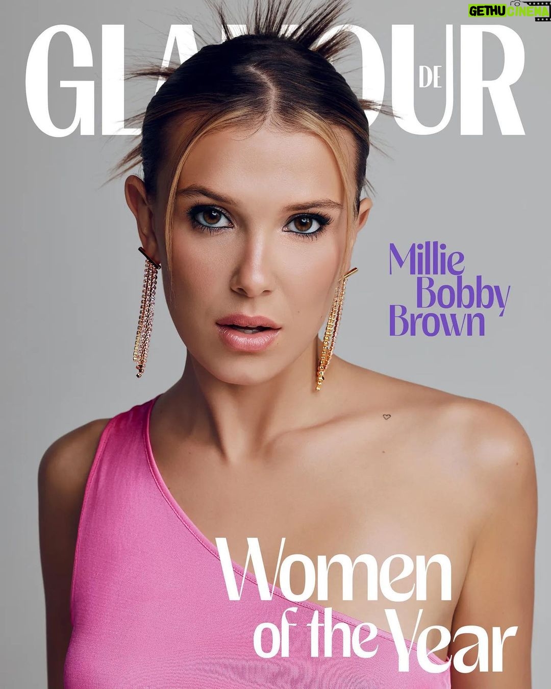 Millie Bobby Brown Instagram - @MillieBobbyBrown is Glamour’s global Women of the Year cover star. A worldwide star. A film producer. Founder of an international beauty brand and best-selling author. And at just 19 years old, #MillieBobbyBrown doesn’t care if you think she’s too young for world domination. For her Global #GlamourWOTY cover, Millie tells @jenny.leah.singer about finding her voice, saying goodbye to #StrangerThings, and getting married young. @MillieBobbyBrown, portada global de Glamour Women of the Year. Estrella internacional, productora de cine, fundadora de una marca internacional de belleza y autora de una novela superventas. Tiene 19 años, pero a #MillieBobbyBrown le da igual que piensen que es demasiado joven para dominar el mundo. Para su portada global #GlamourWOTY, Millie habla con @jenny.leah.singer sobre feminismo, el fin de #StrangerThings y casándose joven. Weltstar. Filmproduzentin. Gründerin einer internationalen Beauty-Brand und Bestseller-Autorin. Und mit gerade einmal 19 Jahren interessiert es #MillieBobbyBrown nicht die Bohne, ob jemand denkt, sie wäre zu jung für die Weltherrschaft. Für ihr #GlobalWOTY-Cover spricht Millie im LINK IN BIO mit @jenny.leah.singer darüber, sich selbst zu finden, über den Abschied von #StrangerThings und wie es ist, jung zu heiraten. #GlamourWOTY @glamourmag @glamouruk @glamourmexico @glamourspain @glamourgermany Photographer: @abdmstudio Stylist: @cryoungin Hair: @bynasetia Makeup Artist: @blakejohnsonmua Manicure: @kimmcao Set Design: @sssinclaire Production: @thesiennabrown