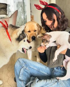 Mimi Chakraborty Instagram - Merry Christmas from us to you💕 #merrychristmas
