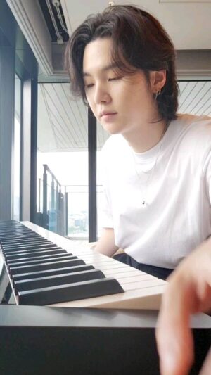 Min Yoon-gi Instagram - 호텔에 건반이 있길래