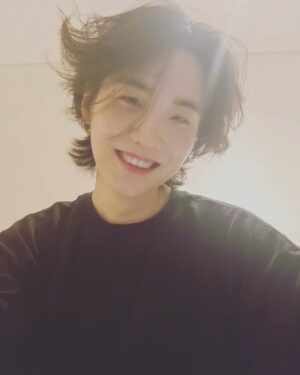 Min Yoon-gi Instagram - 머리가 산발이구만