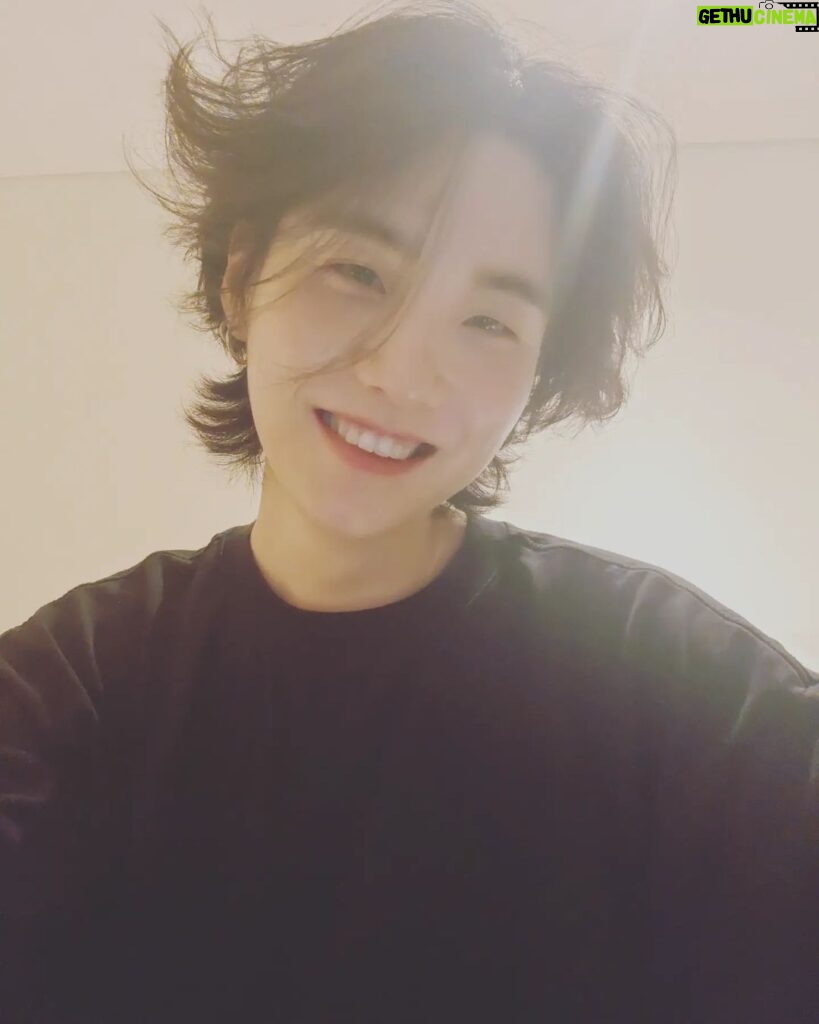 Min Yoon-gi Instagram - 머리가 산발이구만