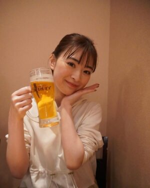 Mio Yuki Instagram - 2023年もみなさんありがとうございました！

今年最後に撮った私が写ってる写真がこれしかなくてビールと共に😂

今年も毎日のように一緒にいてくれた存在です🍺

今年はイベントで直接皆さんにお会いしてお話しができて嬉しかったです😊

来年も頑張りますのでよろしくお願いします！