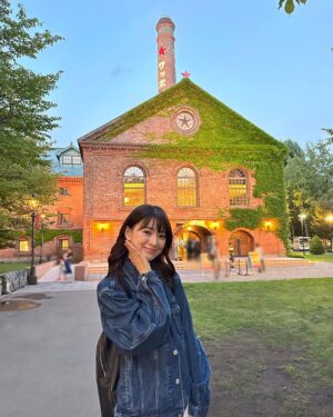 Mio Yuki Instagram - 昨日の投稿の正解は

「サッポロビール園」でした⭐️

わかりました？🤭

大好きなビールの博物館に行けてずっとニコニコしちゃってました笑

グッズもたくさん買えて、ビールも飲めて幸せすぎる場所でした✨

買ってきたジョッキグラスを冷蔵庫で冷やしてビールを飲んでます🍺

たくさん買った中でもビールの形のキャンドルと栓抜きが特にお気に入りです☺︎

栓抜きを買ってすぐに使いたくてその場でビールをいただきました😋

開拓使麦酒というのを初めて飲みましたが凄く美味しかったです！！

また北海道に行く機会があったらもう一度行きたい場所になりました🍺

#北海道
#札幌
#サッポロビール園
#サッポロビール博物館
#開拓使麦酒
#お店で赤星みつけたら必ず頼んじゃう
