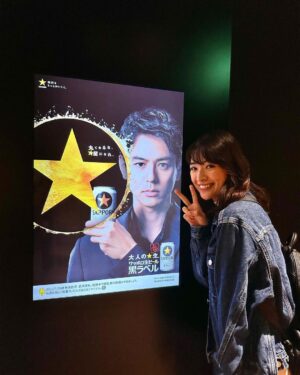 Mio Yuki Instagram - ずっと行ってみたかったとある場所へ行ってきました🍺✨

そこで大好きな事務所の先輩の妻夫木さんを発見…！

記念に一緒に写真を⭐️

どこに行ってきたでしょうか！

#ヒントは…
#私が今1番飲んでいるもの
#毎日飲んでるもの
#冷蔵庫にないとそわそわするもの