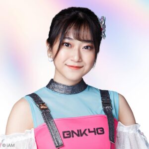 Miori Ohkubo Instagram - แขนดูใหญ่ในรูปนี้...😭แต่ก็น่ารักอยู่ดี😎
My arm look bigger in this profile photo...😭But I’m still cute😎
腕がキン肉マンみたいなプロフィール写真になってしまっている…😭でもかわいいからおっけー😎
#BNK48 #MioriBNK48 #大久保美織 #warotapeopleth