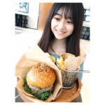 Miori Ohkubo Instagram – กิน lunch set ที่ราคาดีวันจันทร์ที่ผ่านมาค่ะ🍔
รวมกับ main dish, สลัด, ขนมและเครื่องดื่มค่า🤩
อิ่มมากๆ…😅
I ate this good deal lunch set meal last Monday🍔
Including with main dish, salad, dessert, and drink🤩
I ate too much…😅
この前の月曜日にお得なランチセット食べに行きました🍔
メイン、サラダ、デザートにドリンクまで付いてたよ🤩
食べ過ぎだー…😅
#BNK48 #MioriBNK48 #大久保美織 #hamburger