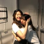 Miori Ohkubo Instagram – Minmin’s birthday stage
วันนี้เราใส่ชุดคล้ายกันค่ะ✌️ เป็น twin แล้ว☺️
We wear the similar clothes today✌️ like twins☺️
今日おそろみたいな服のコーデだったよ✌️ 双子みたい☺️
#BNK48 #MioriBNK48 #大久保美織 #minminbnk48