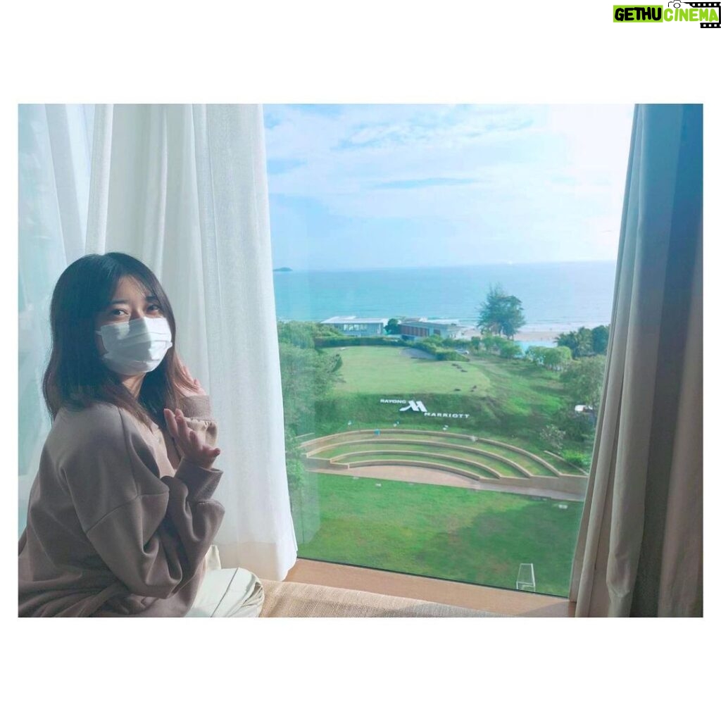 Miori Ohkubo Instagram - Shooting MV (DAY 1) View from the hotel room *จริงๆวันแรกเราไม่ได้ถ่ายMVค่ะ55 ย้ายจากกรุงเทพและพักผ่อนที่โรงแรมค่า …แต่ไม่รู้ว่าทำไมมิโอริถ่ายรูปตอนใส่แมสก์...555 Actually, we didn't shoot the MV on the first day haha Moved from Bangkok and rested at the hotel ...anyway I don't know why I took a photo with my face mask...haha 実は初日は撮影しませんでした笑 バンコクから移動をして、ホテルでゆったり過ごしました〜 そんなことより、なんでマスクしたまま写真撮ったんだろう…笑 #BNK48 #MioriBNK48 #大久保美織 #Miichan Rayong Marriott Resort and Spa