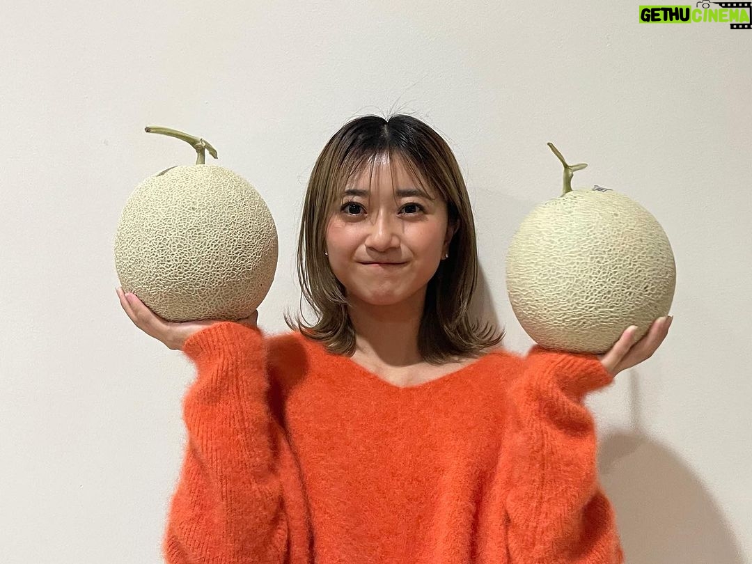 Miori Ohkubo Instagram - ฉันได้รับองุ่นและเมลอนใหญ่มากๆมาจากอิบารากิค่ะ! หวานมากและอร่อยมาก😋 I got these big grapes and melons from Ibaraki! It’s super sweet and very delicious😋 知り合いの方から、茨城県のこんなおっきなぶどうとメロンをいただきました! びっくりするぐらい甘くてとっても美味しい😋 #BNK48 #MioriBNK48 #大久保美織 #Miichan #茨城 #いばらき大使