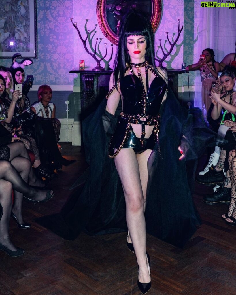 Miriam Veil Instagram - So thrilled to be walking again for @clubvanitas this Friday for another amazing fashion show!✨ Here’s a little throwback to the last @clubvanitas for @jivomir.domoustchiev and his amazing team 🖤 See you all there!💋 📸 @aris_akritidis London, United Kingdom