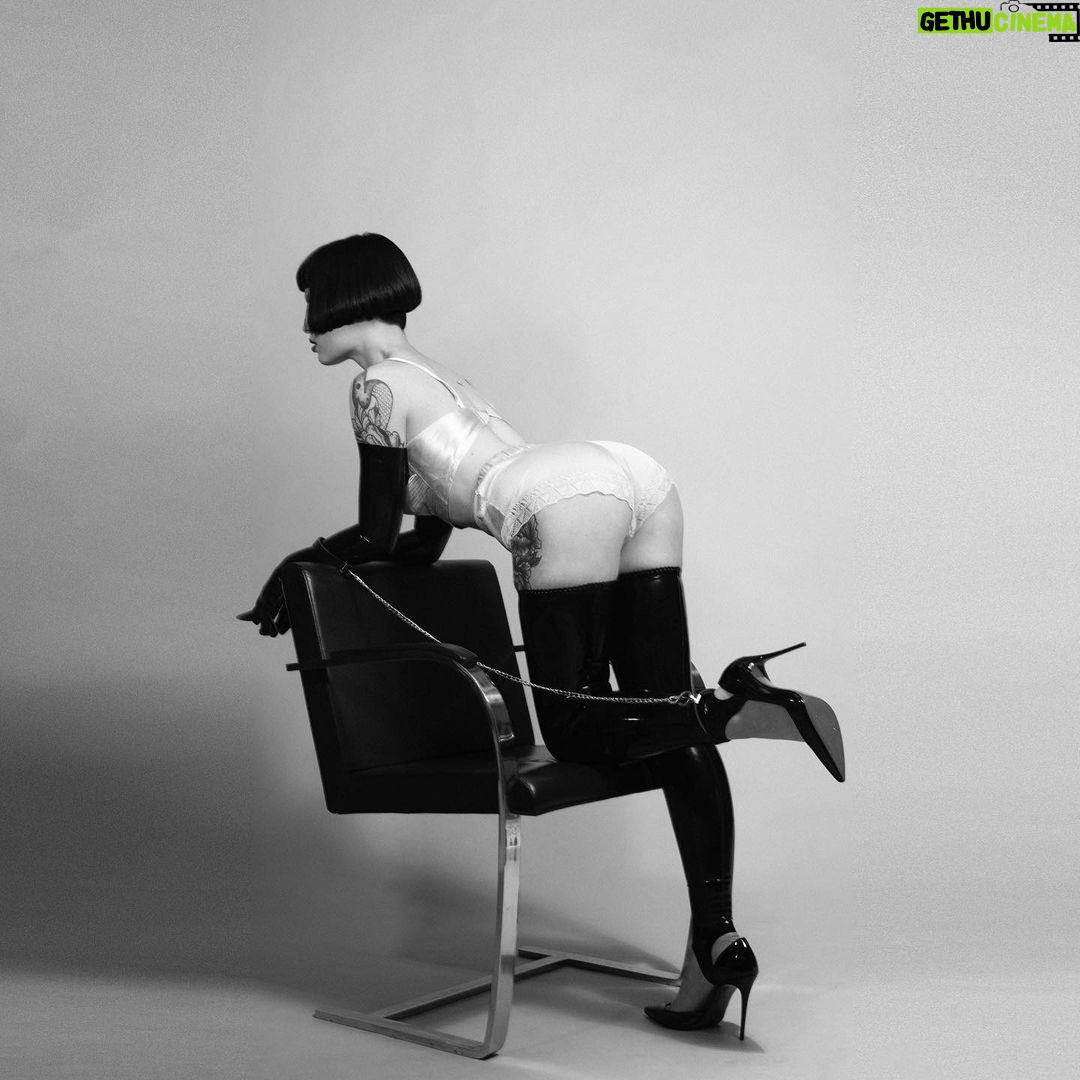 Miriam Veil Instagram - Excited to be sharing this new set for the delectable @ikonostas_coutureforpleasure by @darren_black 🖤 . MUA @soda_mua Gloves @ladylucielatex Stockings @tlclatex London, United Kingdom