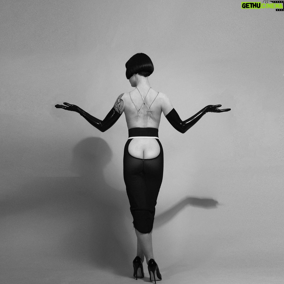 Miriam Veil Instagram - Excited to be sharing this new set for the delectable @ikonostas_coutureforpleasure by @darren_black 🖤 . MUA @soda_mua Gloves @ladylucielatex Stockings @tlclatex London, United Kingdom