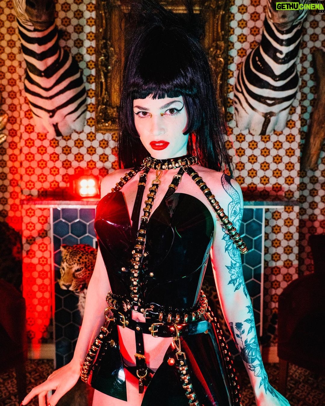 Miriam Veil Instagram - So thrilled to be walking again for @clubvanitas this Friday for another amazing fashion show!✨ Here’s a little throwback to the last @clubvanitas for @jivomir.domoustchiev and his amazing team 🖤 See you all there!💋 📸 @aris_akritidis London, United Kingdom