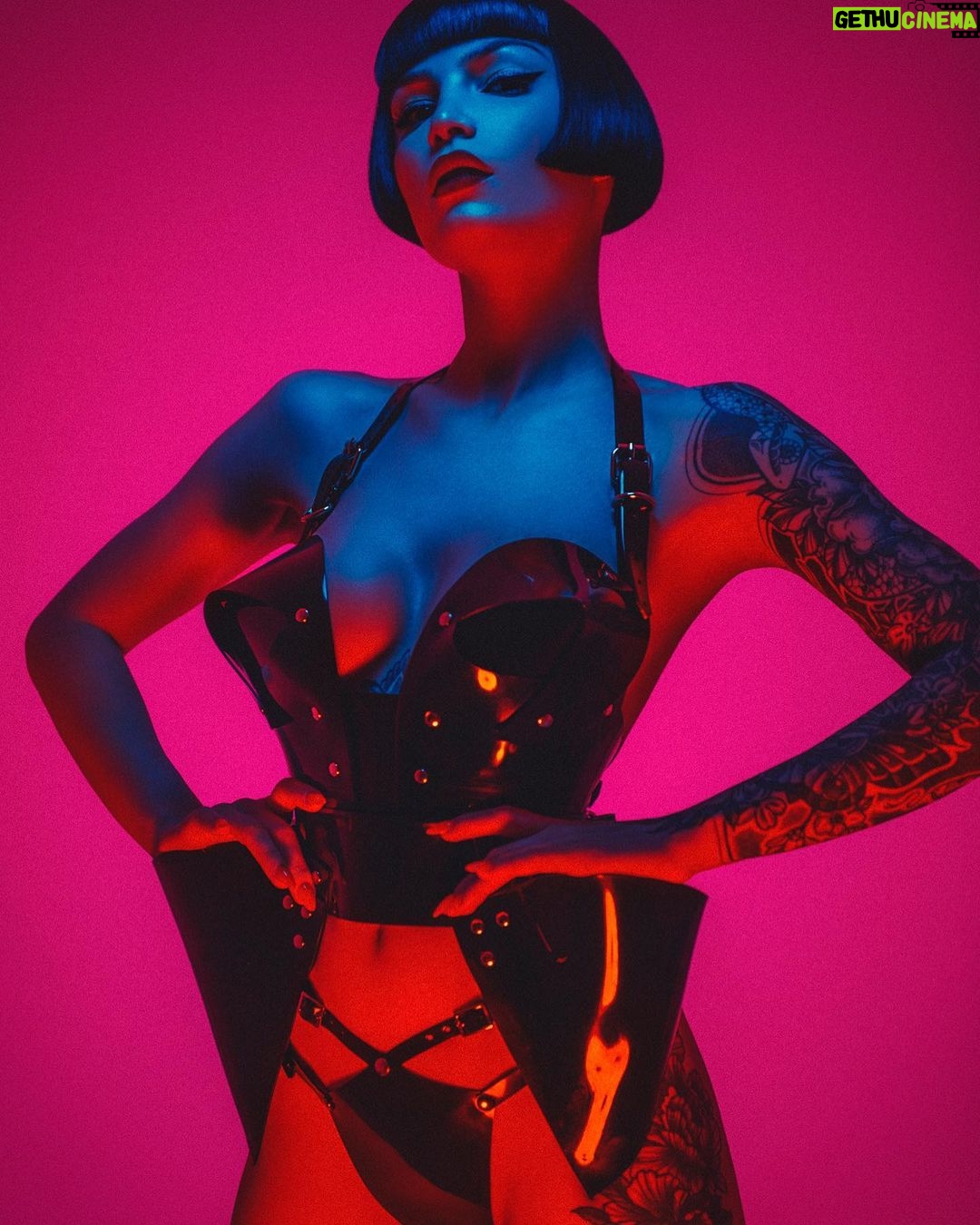 Miriam Veil Instagram - Another set by @jakehicksphotography perfect for this season 👻💙 Wearing @jivomir.domoustchiev ❤️🔥 London, United Kingdom