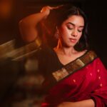 Mirnalini Ravi Instagram - Me again with a Dash of Red 🚩 @indu_ig @thesavourieshots @mathanrajofficial @prathee_ksha @hethalnam @kavyahairstylist @studiovirupa @jewel_by_sankge