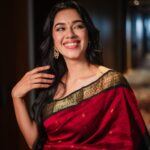 Mirnalini Ravi Instagram - Me again with a Dash of Red 🚩 @indu_ig @thesavourieshots @mathanrajofficial @prathee_ksha @hethalnam @kavyahairstylist @studiovirupa @jewel_by_sankge