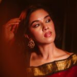 Mirnalini Ravi Instagram - Me again with a Dash of Red 🚩 @indu_ig @thesavourieshots @mathanrajofficial @prathee_ksha @hethalnam @kavyahairstylist @studiovirupa @jewel_by_sankge