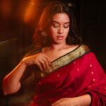 Mirnalini Ravi Instagram - Me again with a Dash of Red 🚩 @indu_ig @thesavourieshots @mathanrajofficial @prathee_ksha @hethalnam @kavyahairstylist @studiovirupa @jewel_by_sankge