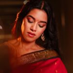 Mirnalini Ravi Instagram - Me again with a Dash of Red 🚩 @indu_ig @thesavourieshots @mathanrajofficial @prathee_ksha @hethalnam @kavyahairstylist @studiovirupa @jewel_by_sankge