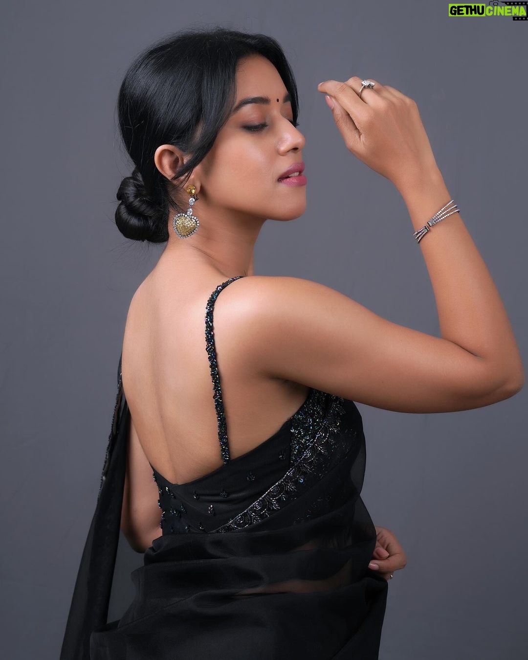 Mirnalini Ravi Instagram - Coz BLACK FRIDAY 🖤