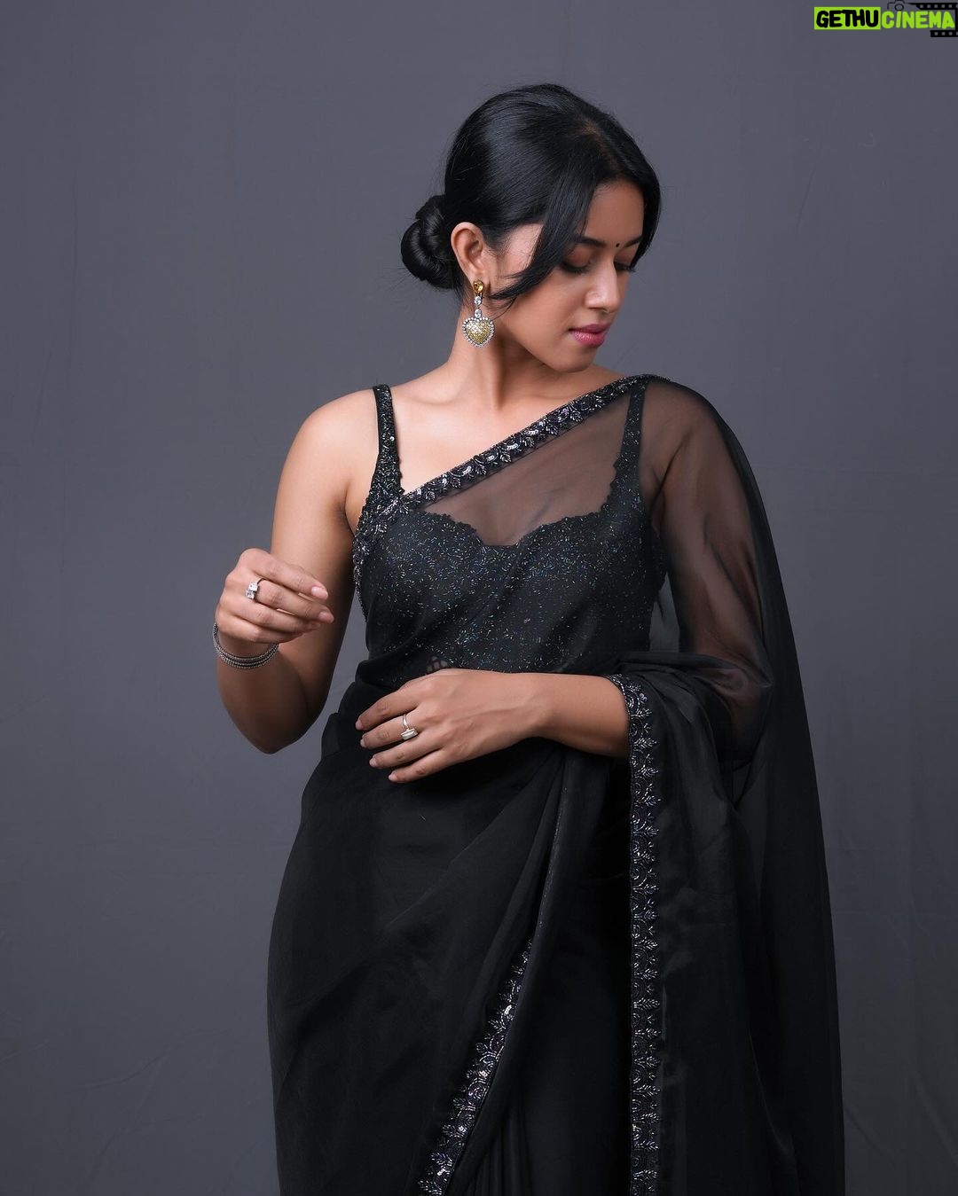 Mirnalini Ravi Instagram - Coz BLACK FRIDAY 🖤