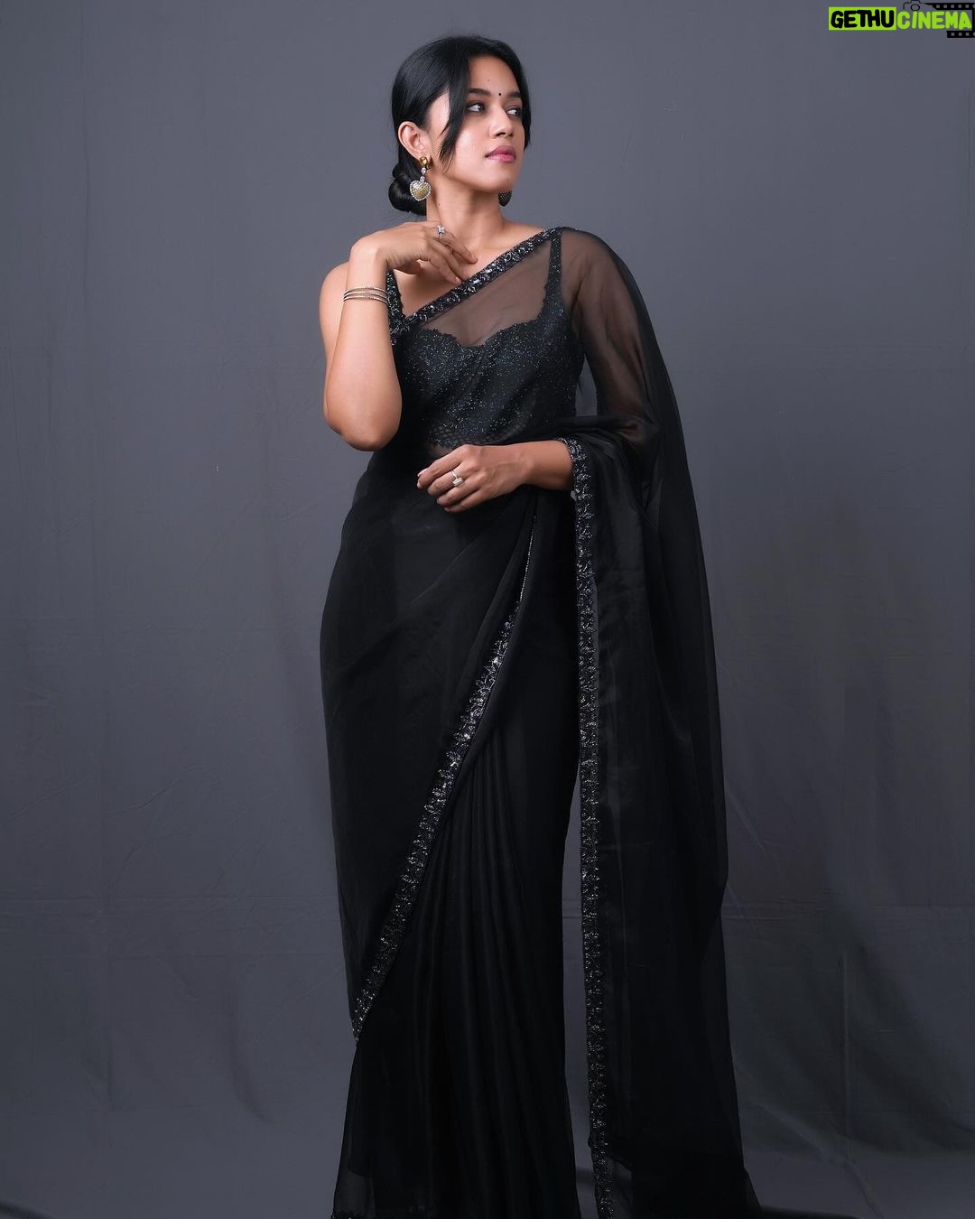 Mirnalini Ravi Instagram - Coz BLACK FRIDAY 🖤