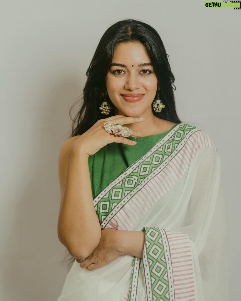 Mirnalini Ravi Instagram - Happy Diwali 🪔 Styling - @rashmi_angara Outfit - @olivehandprints Jewellery - @karnikajewelshyd Photographer - @_anupphotography