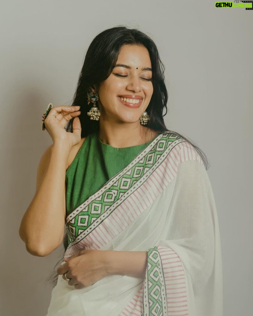 Mirnalini Ravi Instagram - Happy Diwali 🪔 Styling - @rashmi_angara Outfit - @olivehandprints Jewellery - @karnikajewelshyd Photographer - @_anupphotography