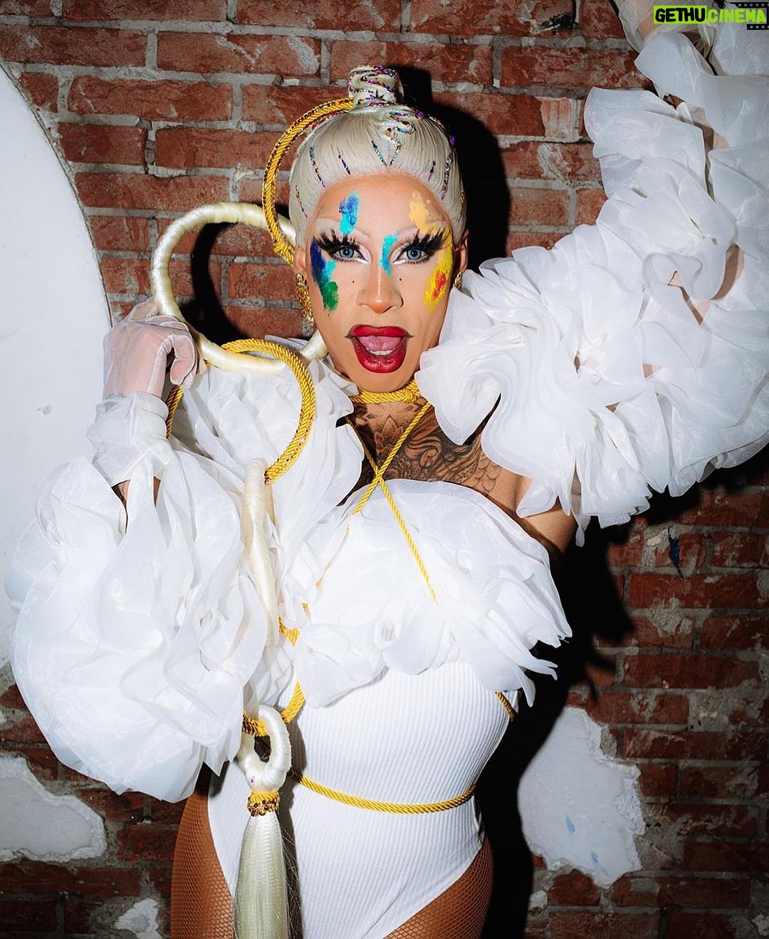 Miss Abby OMG Instagram - Free my mind Artpop!✨💙 📸: @marilenezeeman