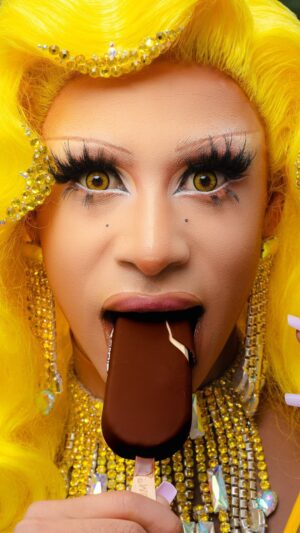 Miss Abby OMG Instagram - Omdat je er als dragqueen helaas niet altijd op kunt rekenen dat een taxi je zorgeloos brengt waar je moet zijn, rijdt Winq in samenwerking met @magnum dragqueen Miss AbbyOMG naar haar volgende gig en praten we over radicale zelfexpressie. “Mensen die drag niet snappen zijn absoluut in de minderheid.” Link in bio.

Beeld: Roy Schepers / Rocket Stories