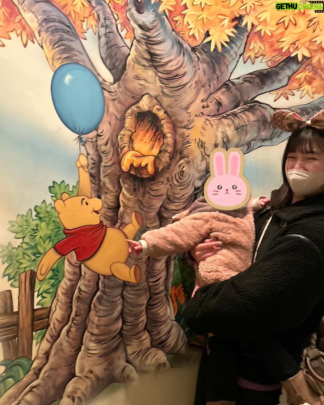 Miyu Kitamuki Instagram - 姪っ子東京初上陸! 兄夫婦と姪っ子が東京へ遊びにきたのでディズニーランドに行ってきました〜 可愛い可愛いと愛でながらもベビーカーでお昼寝した隙をついて兄と奥さんとビールでカンパァイ‼︎‼︎ 可愛い〜って言うと自分のほっぺに手を当てて「可愛いポーズ」するんです。 あらあら、いつの間にかそんなあざとテクを覚えたのかしら、そのあざとさ叔母さんにも教えてほしいわっ。 テクテク歩きまくる子供と1日過ごすのは楽しかったけど同時に、はつらつ過ぎて心配が勝つこともあり大変さを知りました。 おにいの奥さん、世の子育てをしてる方々皆さんすご過ぎるよ…。 姪っ子はこれから先、一生北向家の永遠のアイドルになること間違いなし。 #推し活