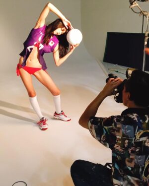 Miyu Kitamuki Instagram - レスリー・キーさん撮影「SUPER VENUS」に掲載していただいています🏐

レスリーさんの刺激的な世界観、皆さんもぜひご覧くださいませ！

もう気づいてくれてた方もいて嬉しい限りです。
良い年末迎えられそう😌
ありがとうございます。