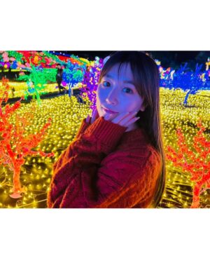 Miyu Kitamuki Instagram - クリスマスっぽい写真ないかなーってフォルダを見てたら
先月、母と姉と3人で伊東へ旅行に行った時の写真がありました〜🎄

発売中のモーターサイクリストの撮影で初めて行かせていただいた伊東が、最高だったので家族でも行っちゃいました！

ついでに旅行の思い出載せます✌️

メリークリスマス！！🎅

#イルミネーション
#イルカ
#カピバラ
#どんぐり
#モルモット
#モーターサイクリスト
#撮影で行ったところに家族で行きがち