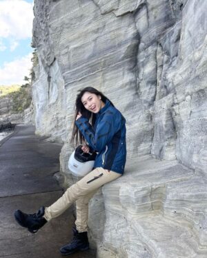 Miyu Kitamuki Instagram - バイクのニュースや、発売中のモーターサイクリストでいつも着用させていただいている衣装はクシタニさんのものです！

憧れのクシタニさんのウェアやブーツを身につけながらの撮影は非常にテンションが上がります。

通気性はありつつ、しっかり体を守ってくれる抜群のフィット感が運転への安心感にも繋がるのでありがたいです。

写真のウェアは脱着式のインナーもついていて、新作らしいのでバイカーの皆さん！要チェックです！