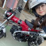 Miyu Kitamuki Instagram – 発売中の「モーターサイクリスト」1月号に掲載していただいています！
11月号に掲載していただいてからまたすぐに呼んでいただいてとても嬉しいです✨

今回は〜冬の快暖バイク旅〜ということで、
Dax125ccを相棒に冬でもツーリングに行きたいバイカーの皆さんにもってこいの情報が満載となっです☀️

訪れた場所は静岡県！
伊豆半島の端っこまで行ってきました🫡
バイクで風を浴びて、あったかいご飯と温泉で体を芯から温める…。バイカーなら分かる、、最高の流れです😏
Dax125ccの乗り心地も軽いのに力はしっかりあって今回のツーリングには最高のバイクでした🫡

バイカーの方はもちろん、バイクに少しでも興味のある方は是非ぜひお手に取ってご覧ください🙇‍♀️✨

#モーターサイクリスト
#dax125cc